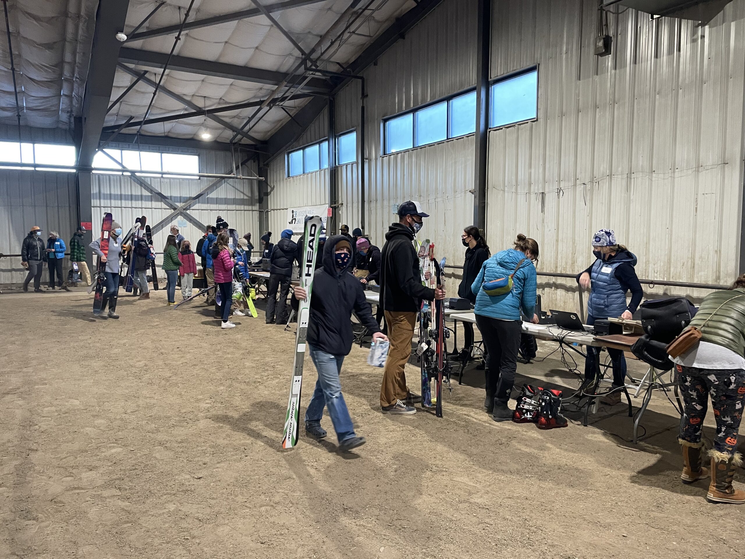 Volunteers guide shoppers through check out. Photo: Lindsay Vallen // Buckrail