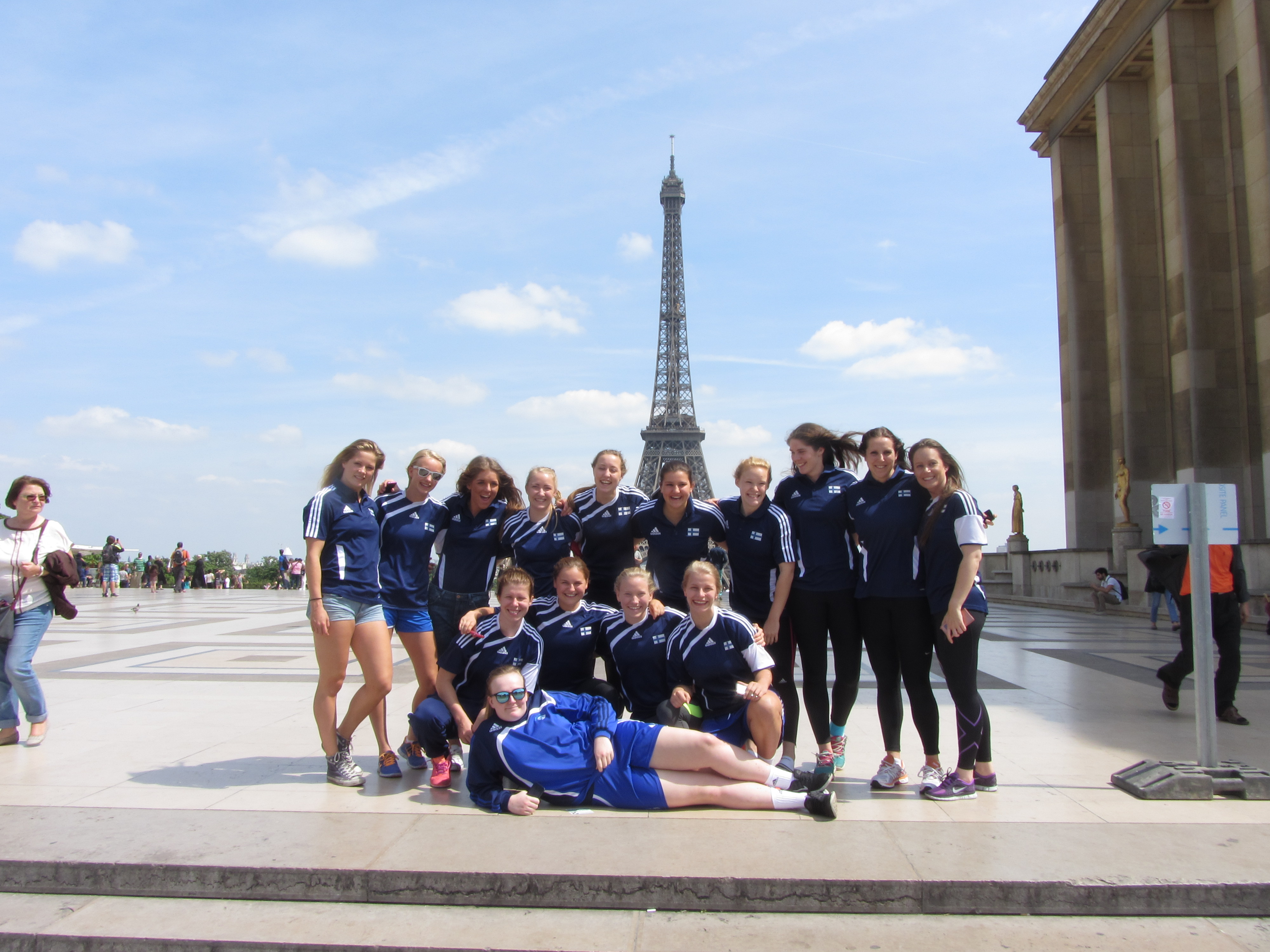 Team Finland ja Eiffel torni.