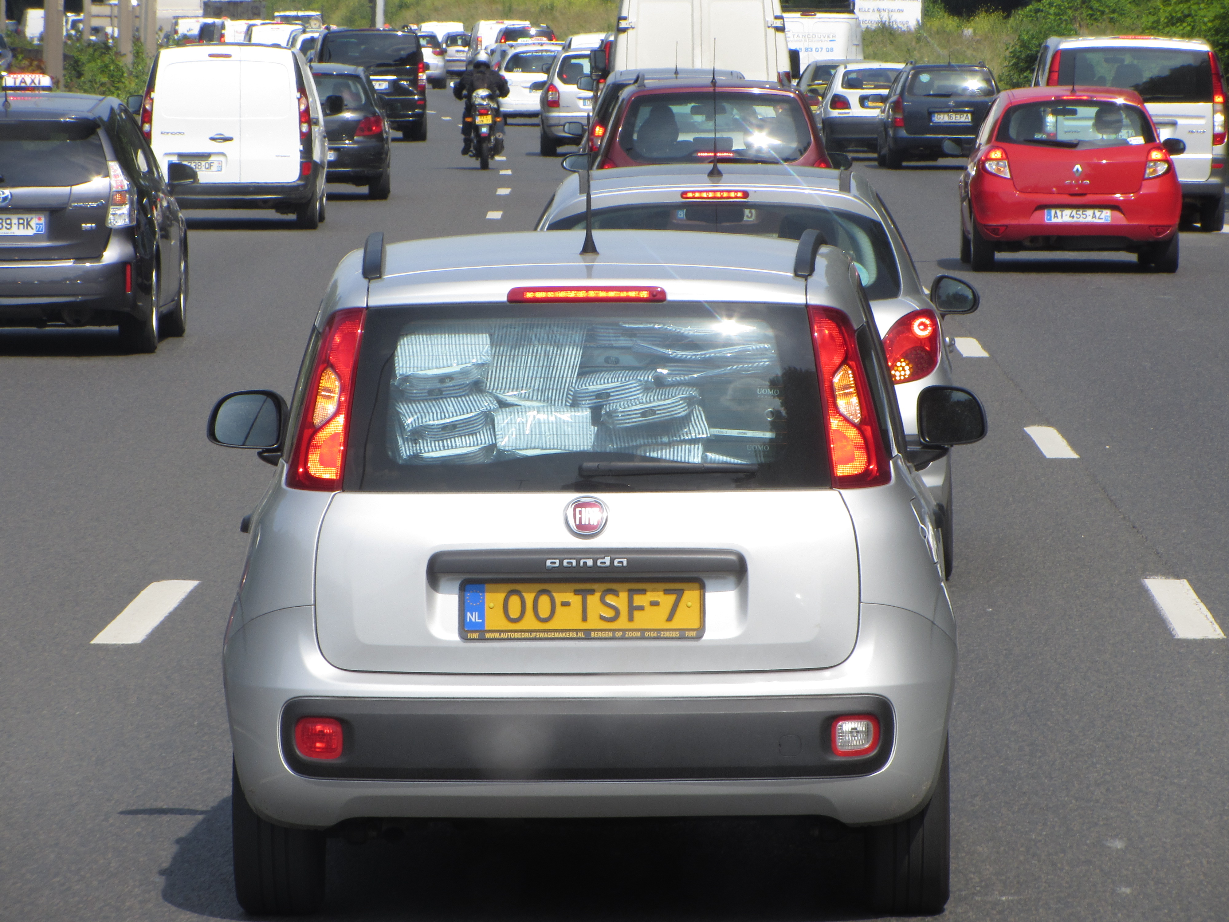 Liikenteessä nähty mielenkiintoinen auton pakkaus. :D