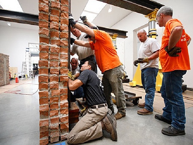 A slideshow of the “Brick Wall” exhibit we transported and installed at the Gagosian Gallery. Dan Colen’s “Brick Wall” was rigged into position using Jacking Gantries.