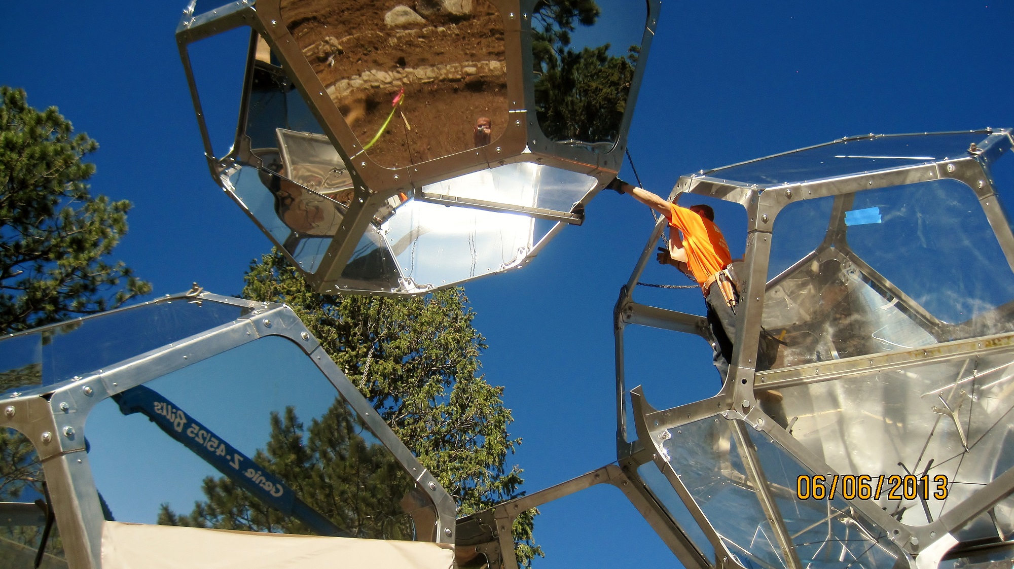 Video of Budco’s Master Riggers installing Cloud City by Tomás Saraceno with a crane on the roof of the Metropolitan Museum of Art.