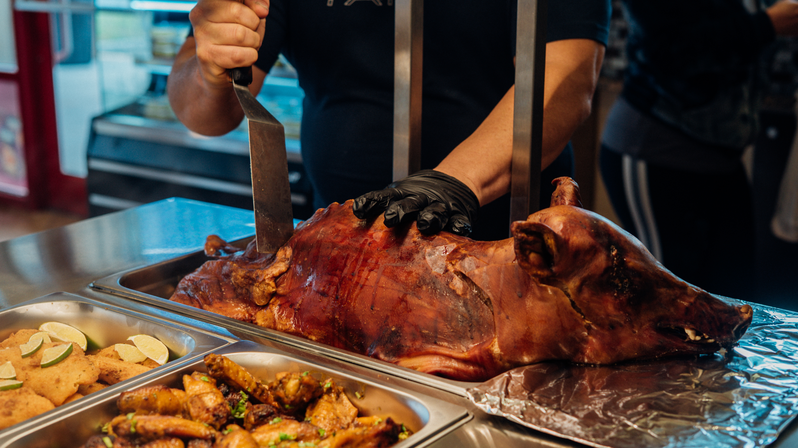 Carne asada servida caliente y cortada al momento en buffet