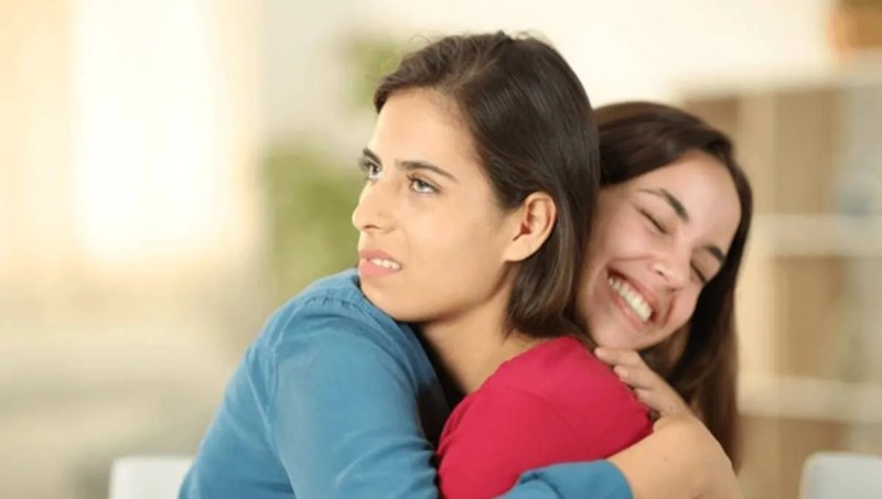 Como lidar com amizades falsas e traiçoeiras, segundo a psicologia Como lidar com amizades falsas e traiçoeiras, segundo a psicologia