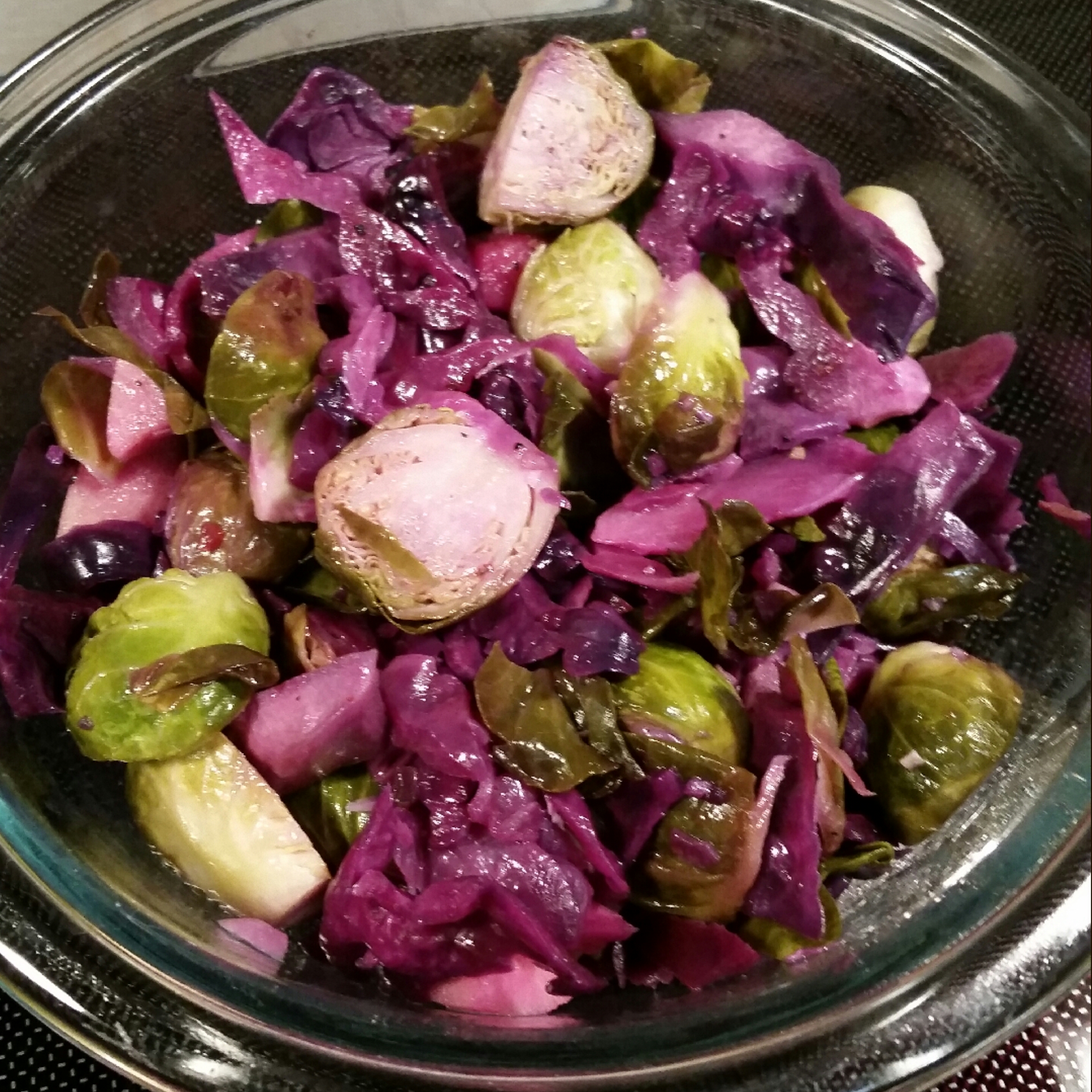 A tasty, easy to make side dish - brussel sprouts, red cabbage and apples :)