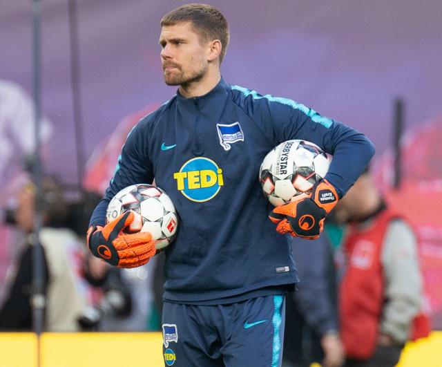 Matchday 10 Fc Bayern Munchen Vs Hertha Berlin Sc Bavarian Football Works Hertha-BSC-Keeper Thomas Kraft holt am 10.