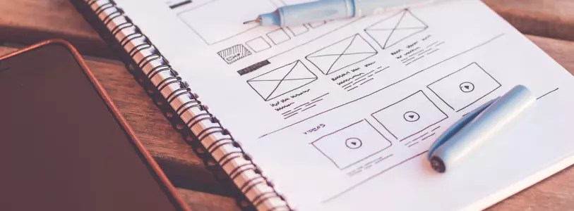 Hier siehst du das skizzierte Design einer Website.