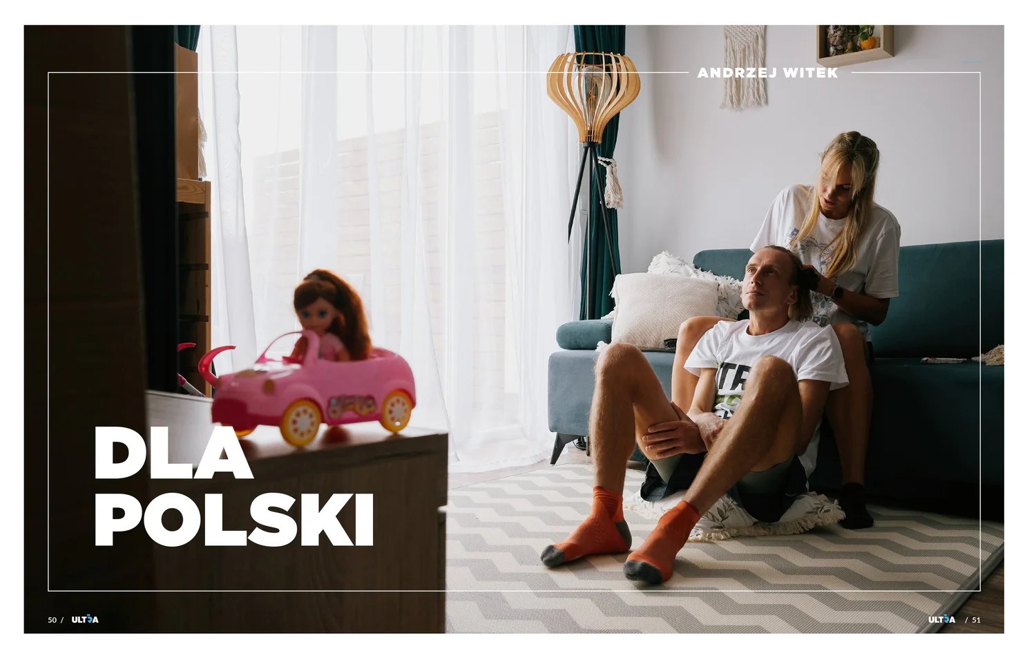 Zdjęcie przedstawia mężczyznę i kobietę podczas stylowej sesji zdjęciowej w domu.