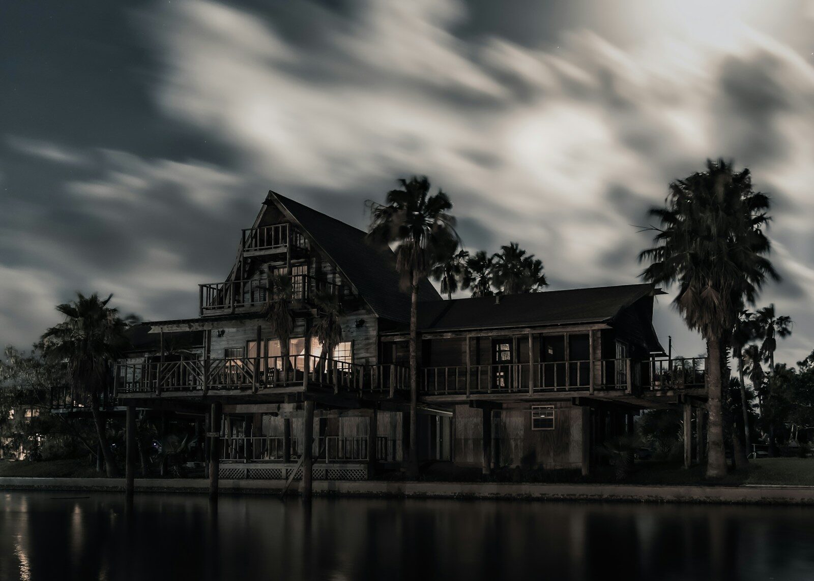 Fog, Candlelight, and Creaking Sets Give Live Roulette a Haunted House Feel