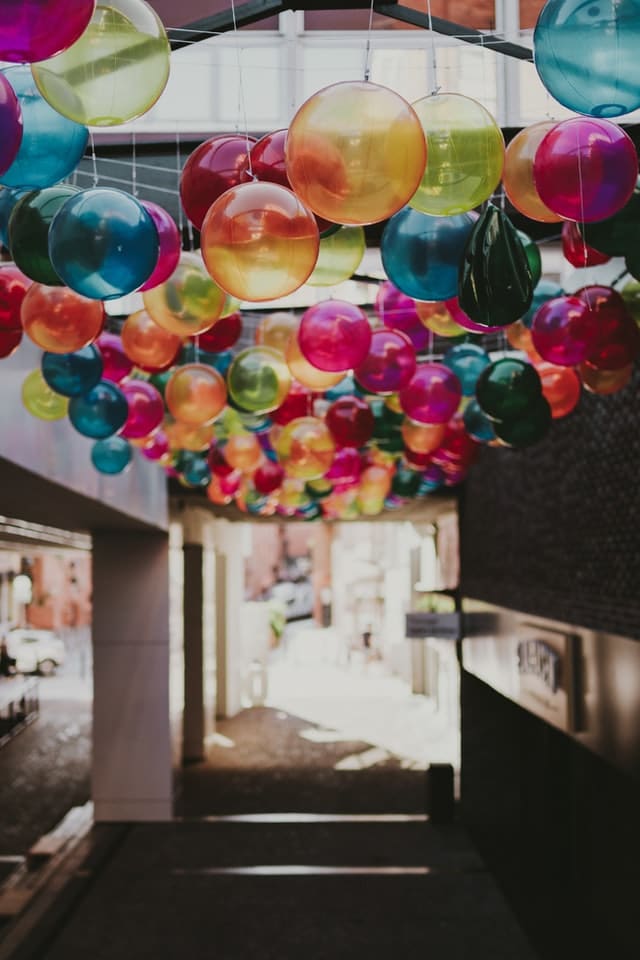 9 balloon decoration ideas without helium bustling nest