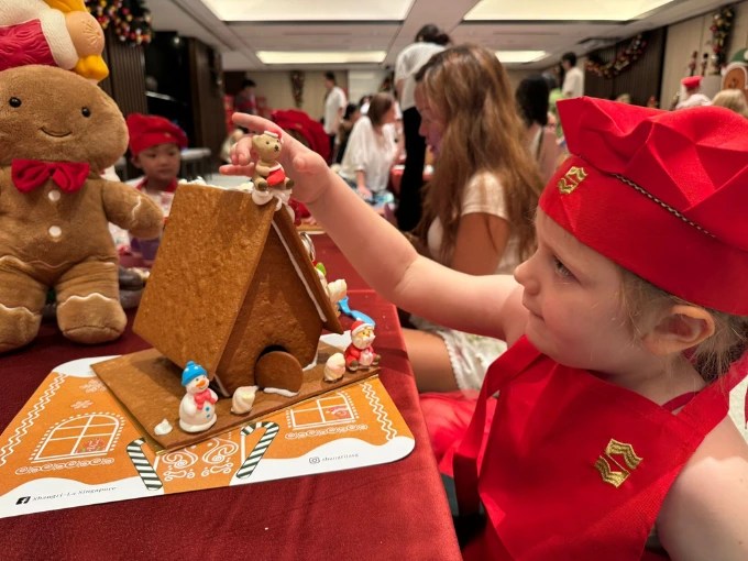 Christmas workshops for kids - decorate a gingerbread house