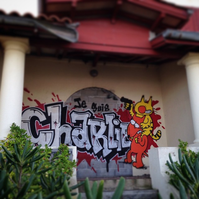 Maurice et Patapon se moquent des terroristes. Inspiré par les dessins de Charb, Teck a réalisé ce graffiti au pays basque. Crédits : Teck