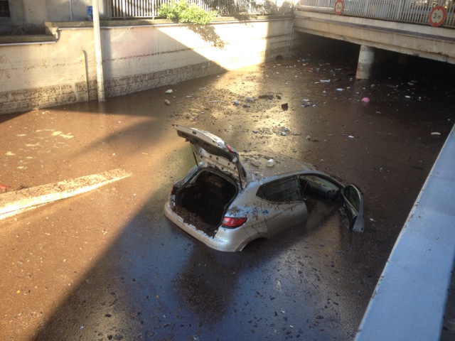 Les dégâts sont considérables ici à la gare SNCF (Crédit Photo : Maxime Gil)