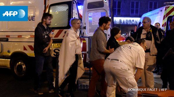 Après l'assaut, des blessés sont pris en charge par des équipes de secours près du Bataclan. (Crédit photo : AFP/Dominique Faget)