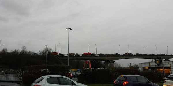 Le périphérique de Caen a été bloqué à partir du viaduc de Calix par des agriculteurs. (Crédit : Twitter/@SimonPatry)