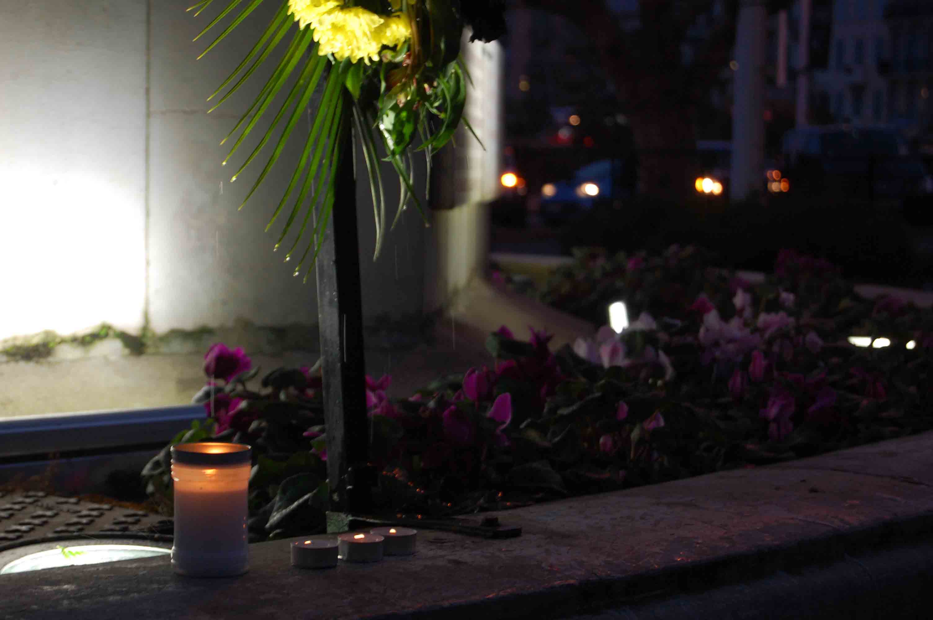 La nuit s'enfonce petit à petit mais ces quelques bougies permettent de refaire vivre l'espoir.(Crédit : Thomas Woloch)