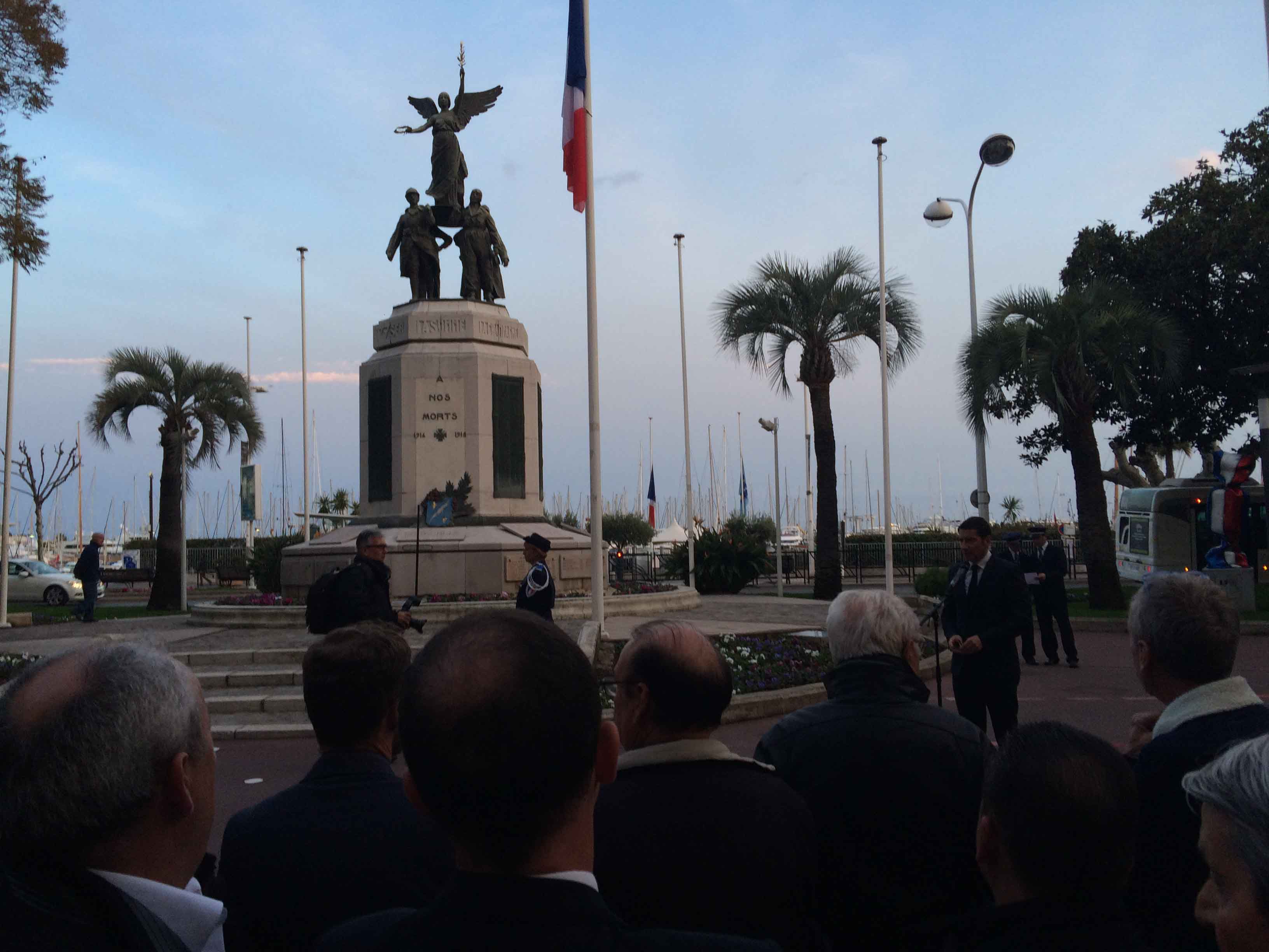 "C'est un acte d'émotion de se rassembler pour notre frère belge" déclare le maire de Cannes David Lisnard. (Crédit : Thomas Woloch)
