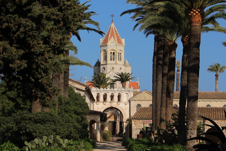 La façade de l’abbaye de Saint-Honorat. (Crédit photo : Maxime Bonnet)