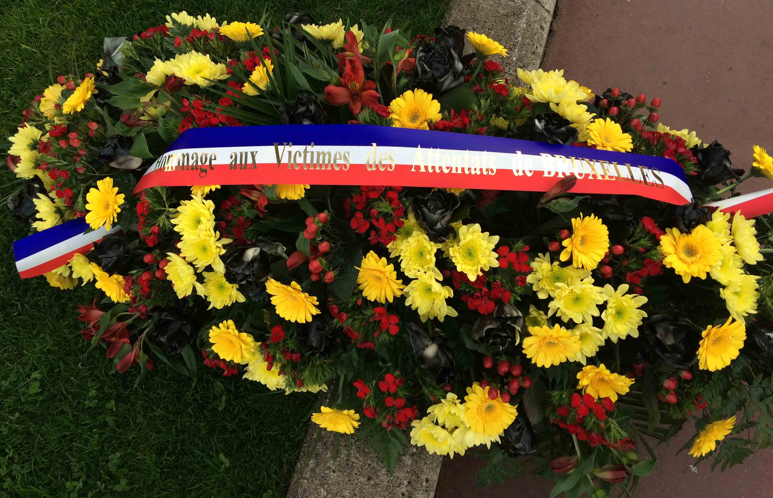 Après avoir joué la sonnerie aux morts, cette gerbe de fleurs a été déposée près du monument aux morts. (Crédit : Thomas Woloch)