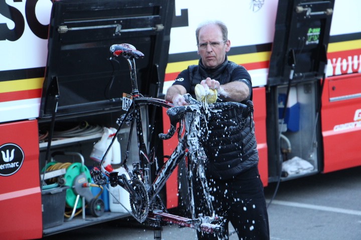 Une fois la course terminée, l’ensemble des mécaniciens entrent en piste pour réparer et nettoyer les vélos comme ici derrière le bus de la team Lotto Soudal. (Crédit photo : Maxime Gil)