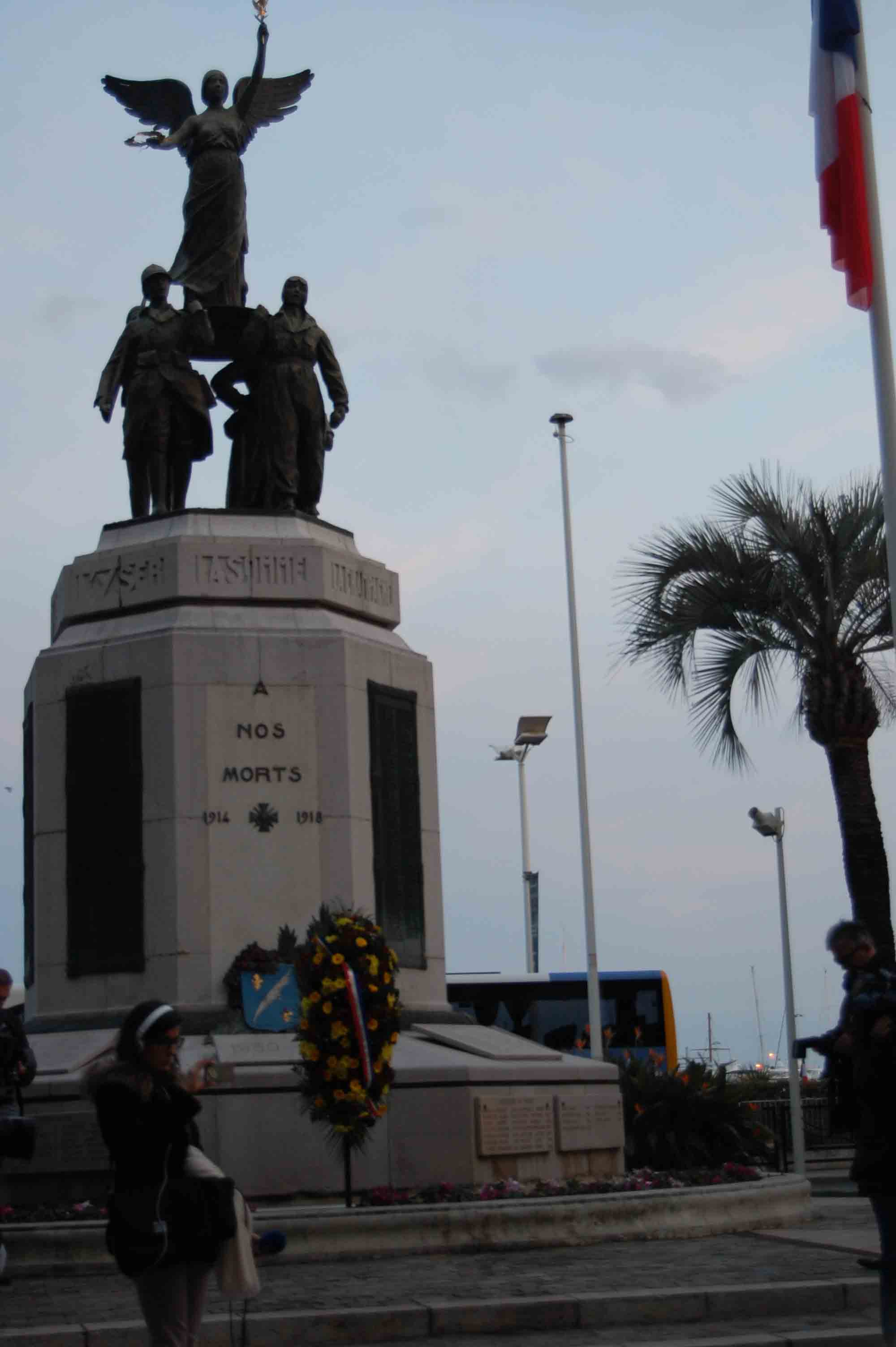 Le monument aux morts de Cannes décoré avec une gerbe de fleurs. Une fois de plus. (Crédit : Thomas Woloch)