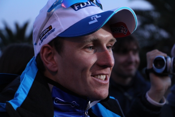 Peu avant 19h, le vainqueur rejoint enfin son équipe. Avant de retrouver ses coéquipiers, il exprime son bonheur aux journalistes et supporters encore présents. (Crédit photo : Maxime Gil)