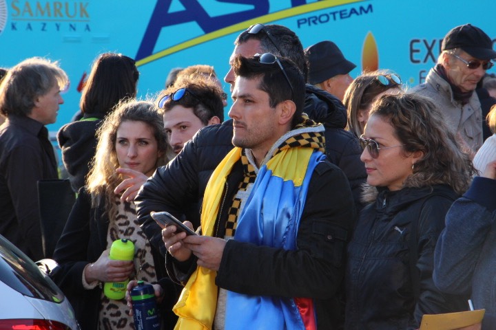 A l’image de ce supporter roumain venu encourager le champion de Roumanie, Serghei Tvetcov (Team Androni Giocattoli-Sidermec). (Crédit photo : Maxime Gil)