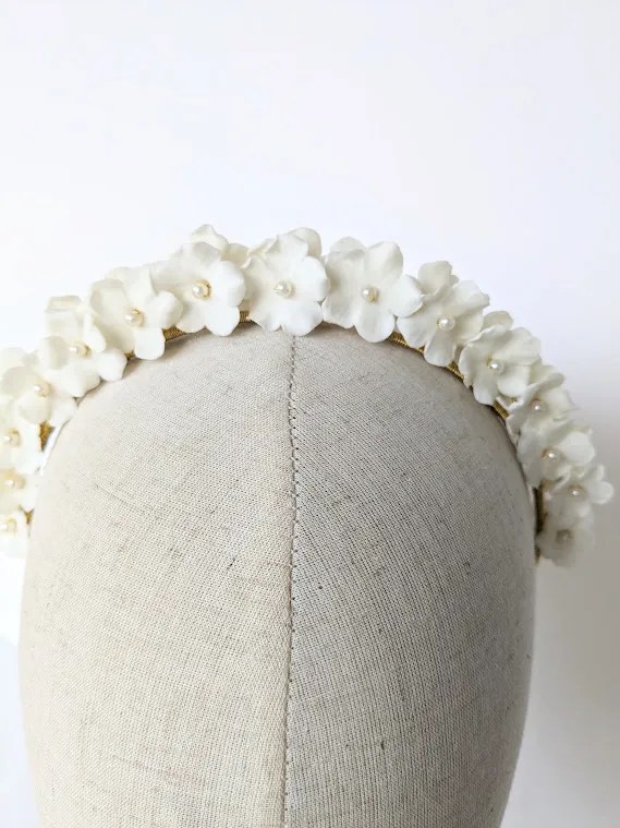 Couronne de fleurs coiffure mariage Mathilde. Petites fleurs blanches de porcelaine et perles nacrées. Tiare.