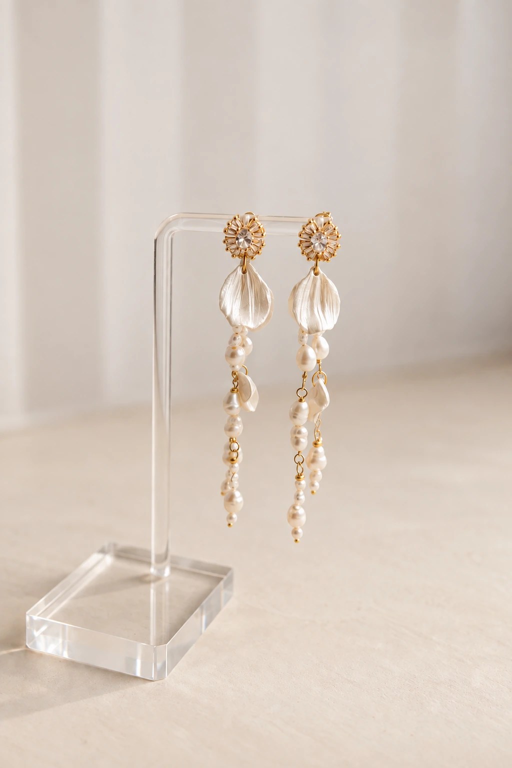 Boucles d'oreilles ADÉLAÏDE : longues boucles de mariée vintage, pétales nacrés et perles, sur présentoir, by Marguerite