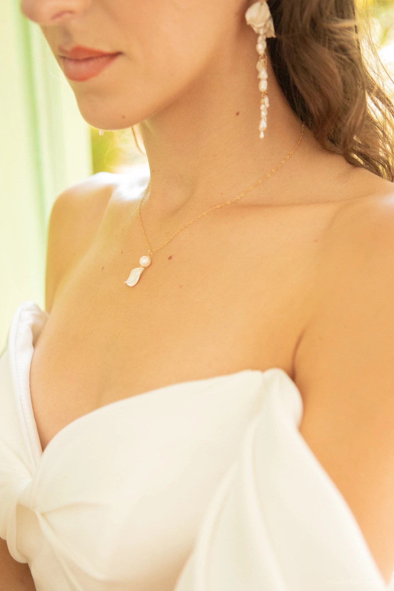 Mariée en robe bustier portant le collier VIVIENNE et les boucles d'oreilles ADÉLAÏDE, perle et pétale nacré, by Marguerite
