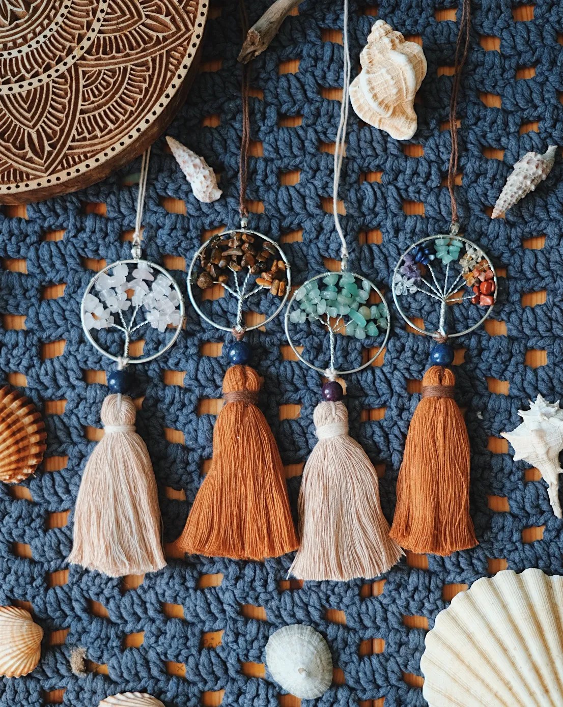 Anhänger Baum des Lebens auf blauer Decke mit Muscheln