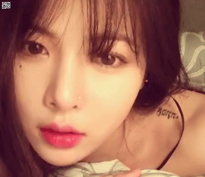 현아 타투 쇄골 Gif - Hyuna Tattoo Korean - Discover & Share Gifs 344_x_400_gif