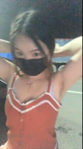 墨镜妹子深夜马路边双人啪啪 引擎盖上抱着操后入猛干深夜娇喘 很是诱惑喜欢不要错过