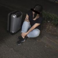 【無碼ｘ個人攝影】坐在路邊的純樸翹家女！被喜歡偷拍的男子撿回家中出內射【♯借住】