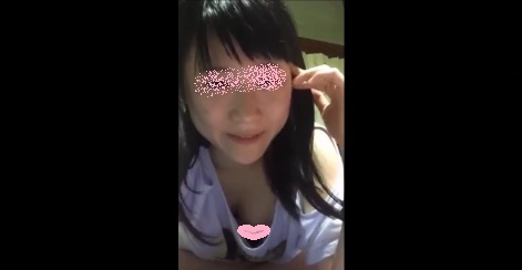 女子大生モデルの通話胸チラ風