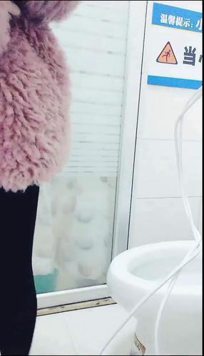 室外医院零零后美女男友出院前一晚来一炮，今晚隔壁病床有个肺病患者不管他拉上帘子就开干