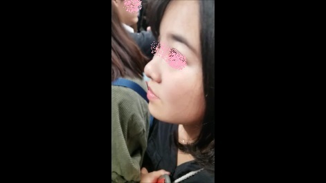 目大きい胸を肘でタッチ