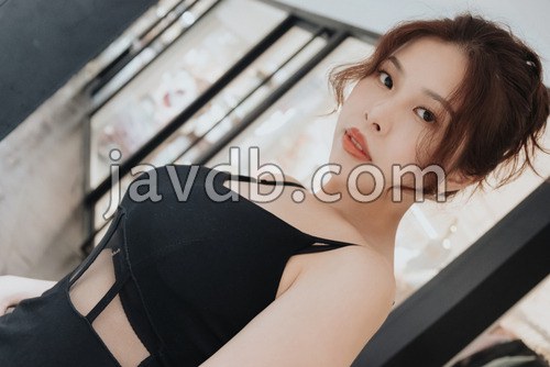 天使映画 25岁酒店女公关刚下班就被搭讪 坚挺的阴茎在她的雪嫩巨乳之间也按耐不住快速的刺激而爆烈射精