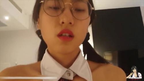 最新流出留美大学生刘玥到补习老师宿舍献逼戴着小领带和金丝眼镜样子非常淫骚被射肚子上