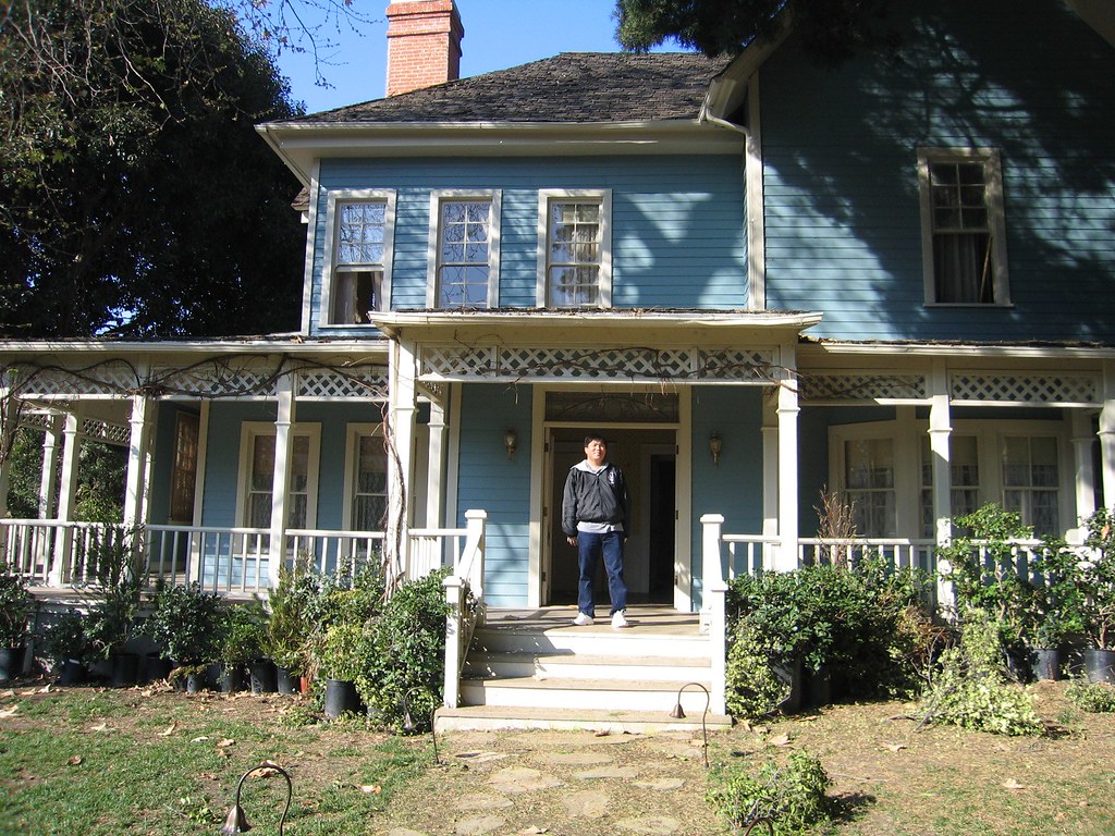 At the very least, that's how it looked upon first glance. Lorelai's House Exterior | From the "Gilmore Girls" lot