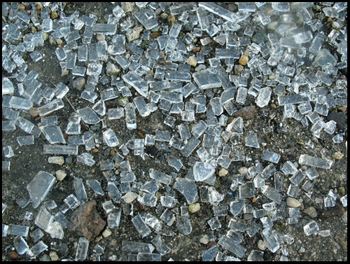 Auch wenn die teile, die man verschluckt, sehr scharf sind, können sie keine verletzungen verursachen, wenn sie klein sind. Glassplitter | Berlin: Pankow-Heinersdorf, Februar 2008 | Sulamith