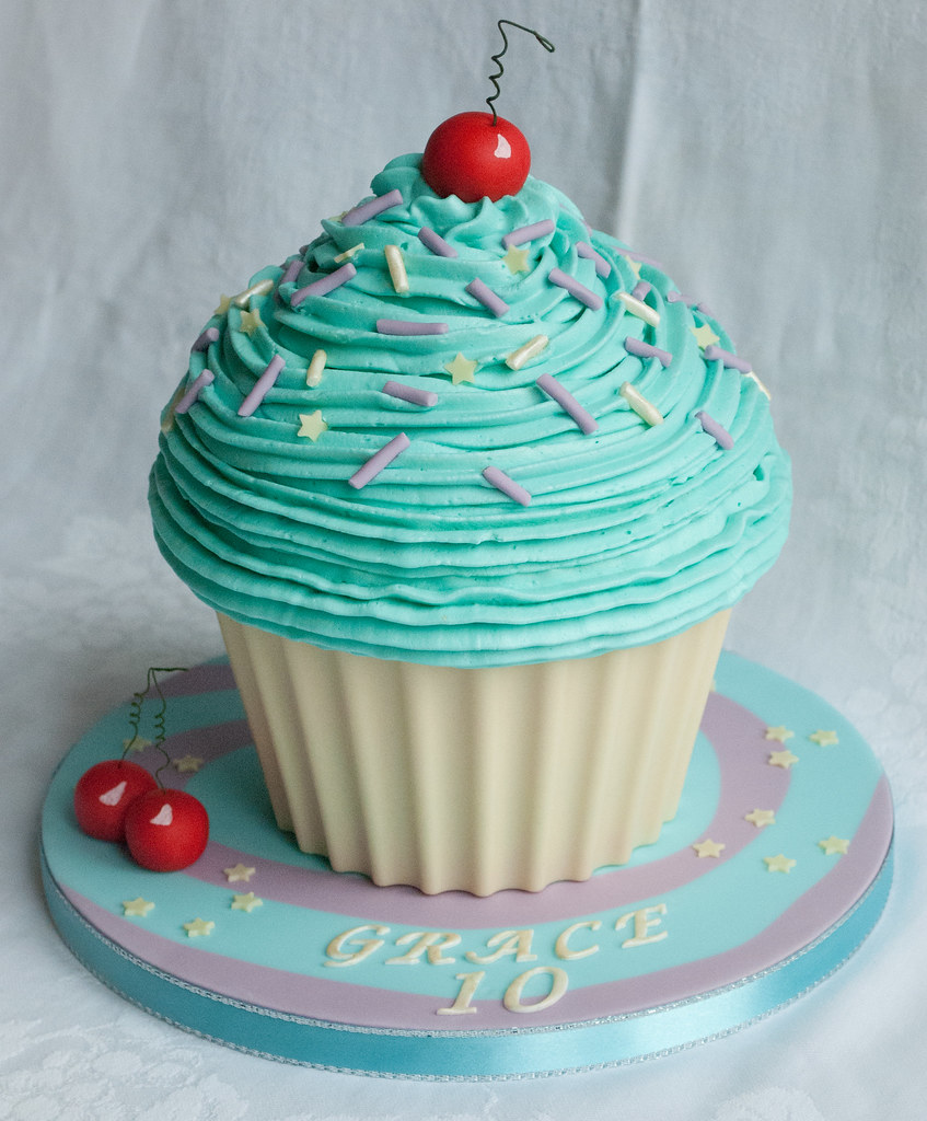 Umgangssprachlich wird dieser unterschied nicht immer strikt. Giant Cupcake - Cherry nice! | www.thecustomcakeshop.co.uk