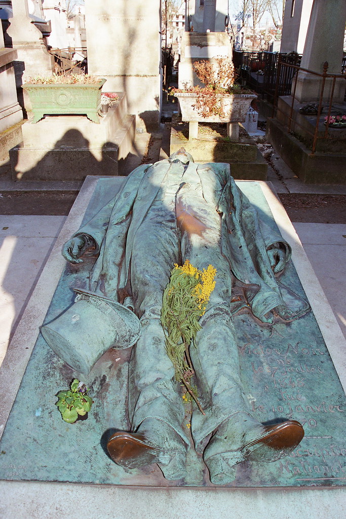 Sehen sie die gräber von balzac, chopin, . Paris CimetiÃ¨re du PÃ¨re Lachaise Victor Noir 2 | This is