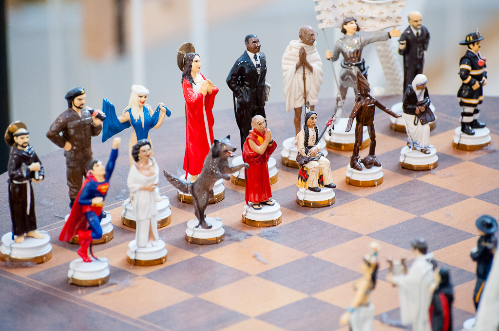 Come and immerse yourself in chess online for free! Maurizio Cattelan - Good versus Evil Chess Pieces