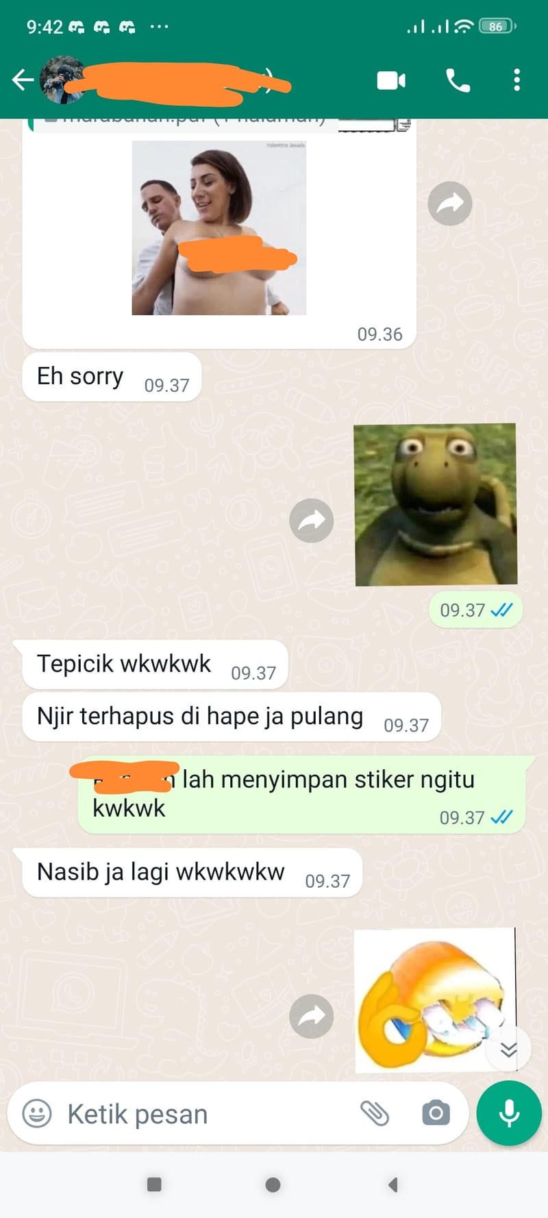 Ketika temen lu kedapatan nyimpan setiker pekob : - Lahelu