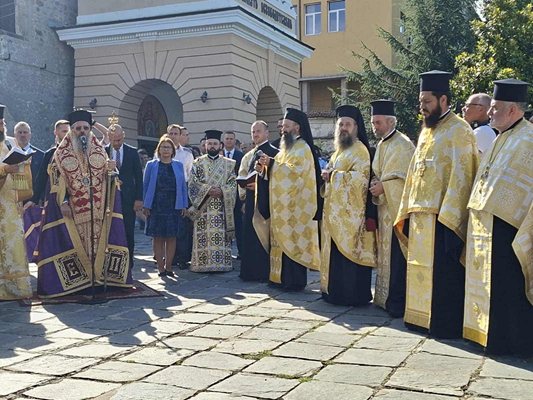 Чиновники и духовенство во дворе храма 