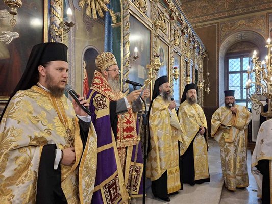Епископ Поликарп Белоградхик руководил молитвой.