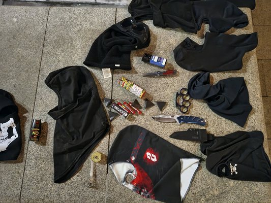 警察が若者から押収した物品 写真: Nikolay Litov