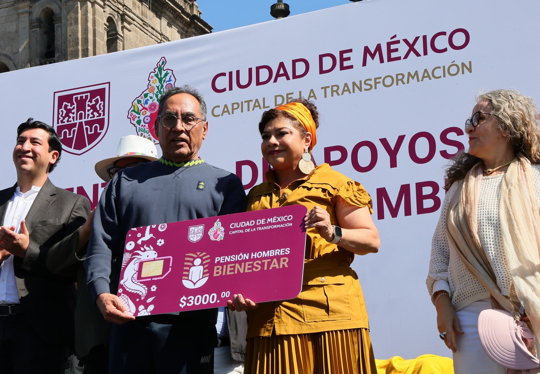 Entrega Clara Brugada 30 mil apoyos a varones de 60 a 64 años de edad
