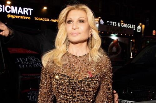 Donatella Versace deja Versace 
