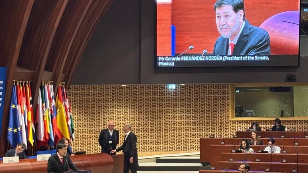 Gerardo Fernández Noroña defiende la soberanía de México en conferencia europea